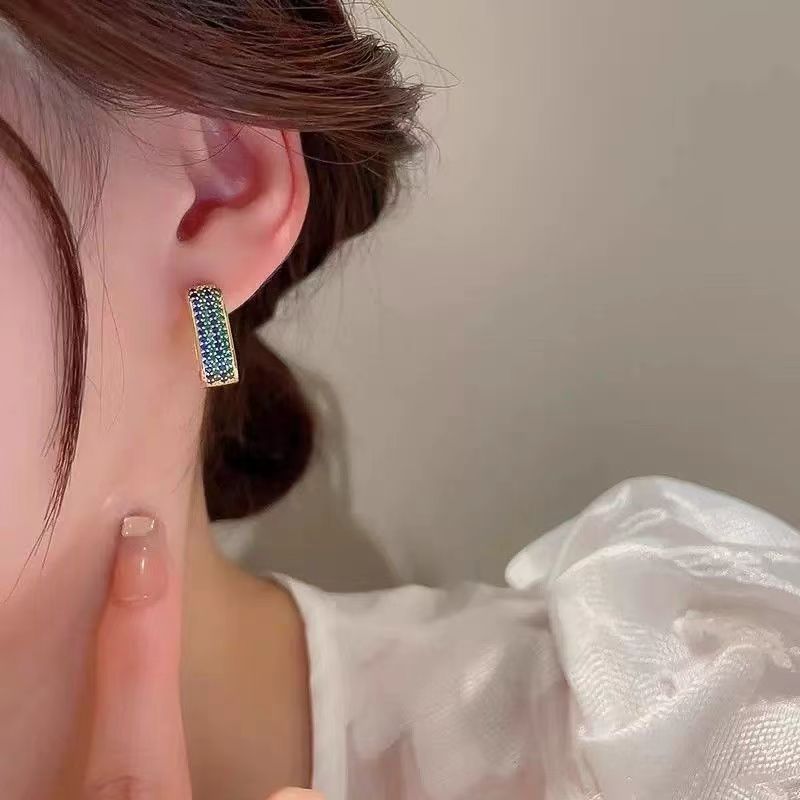 Transfronterizos de zircón geometría de diseño de nicho temperamento aretes de moda versátil alta sensación de orejas medievales