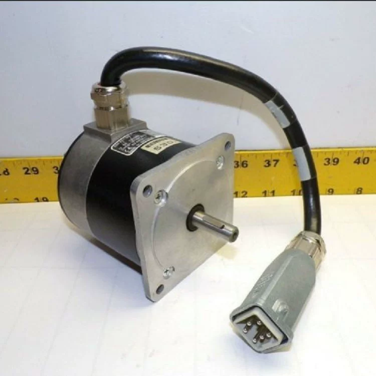 Шаговый двигатель German Phytron ZSH 57/1 имеет диаметр 57 мм и угол шага 1,8. °