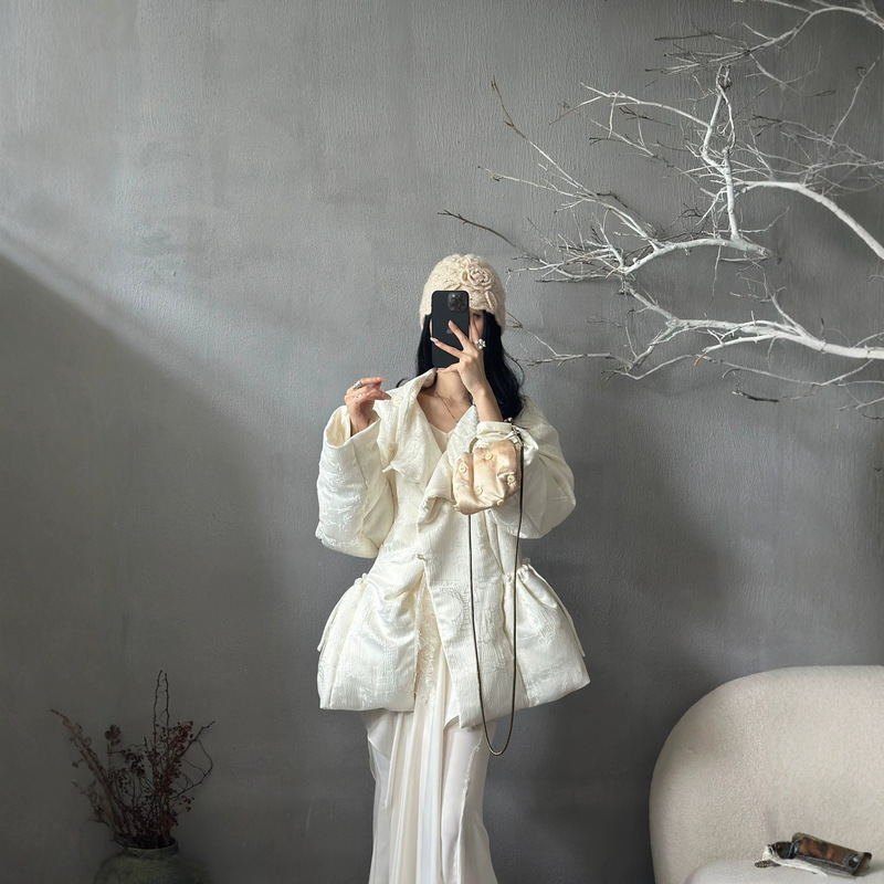 Retro Champagne Feather Jacquard Slimming Waist down Jacket