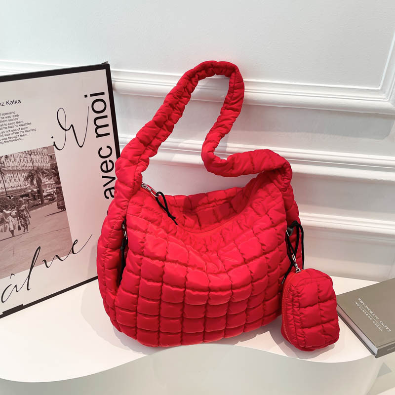 Venta al por mayor transfronteriza de bolsos de nubes plisadas nuevos bolsos maternos versión coreana de bolsos de plumón con algodón tote bolsos de hombro único de gran capacidad