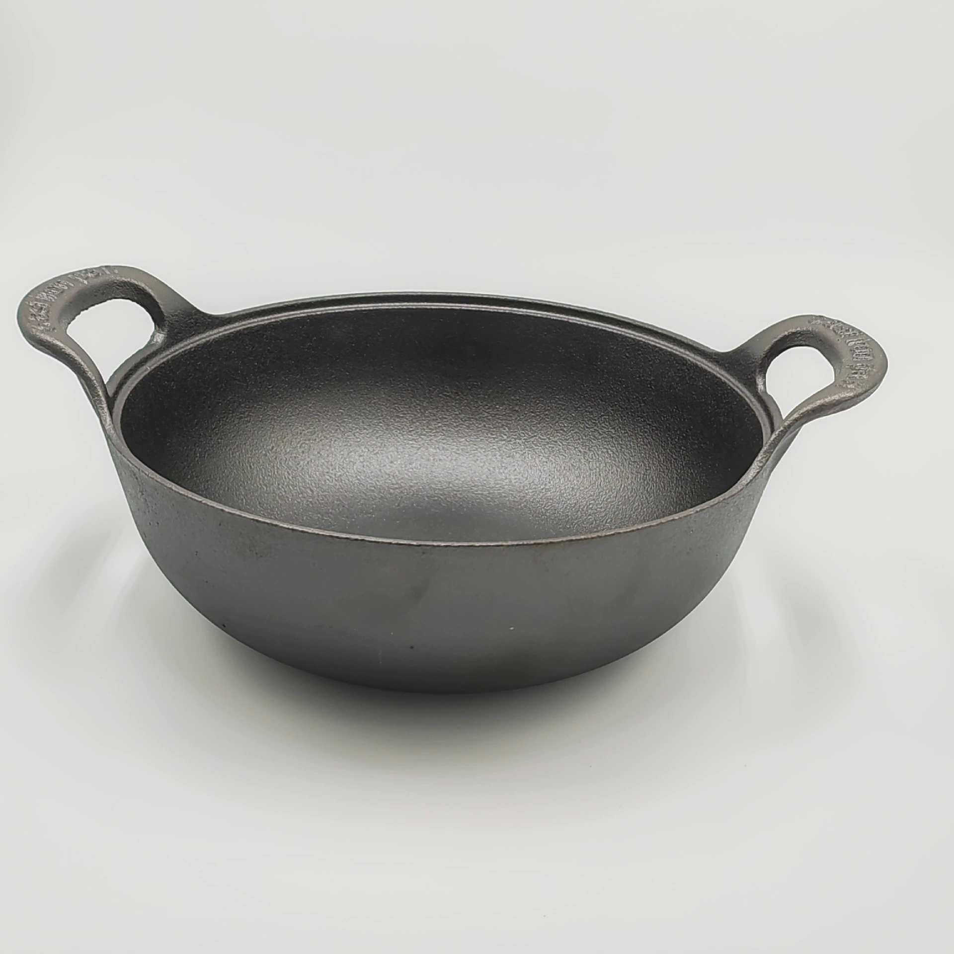 Чугунная кастрюля с двумя ушами, утолщенная, без покрытия, размеры 20–38 см