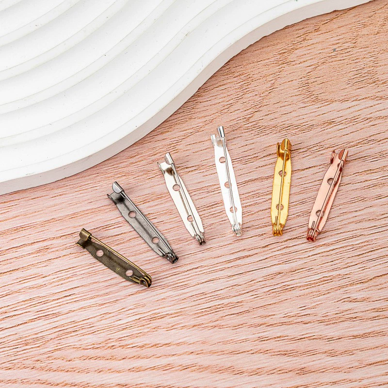 Оптовая продажа цветных гальванизированных булавок с отверстием, декоративных брошей с замком, металлических булавок-застежек различных спецификаций.