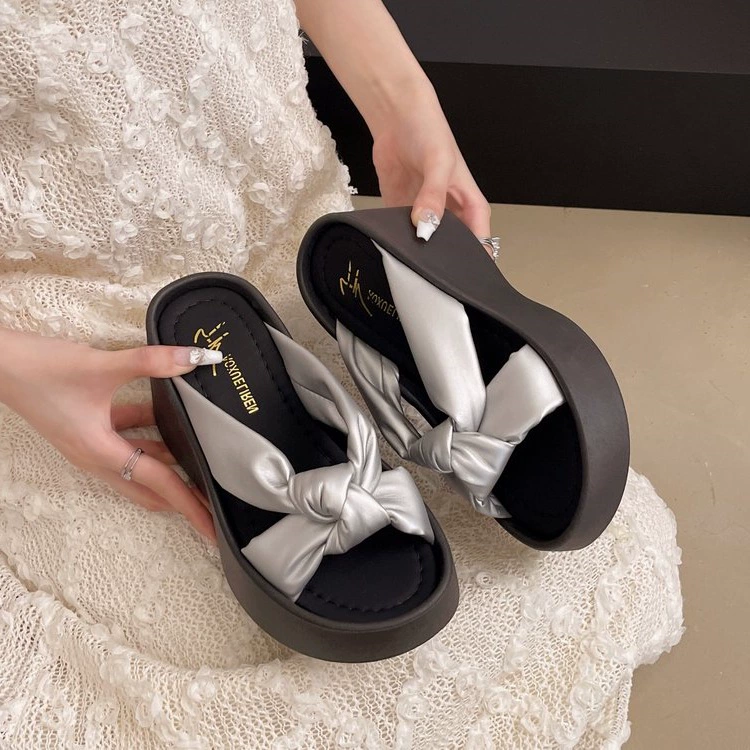 Элегантные женские летние пляжные шлепанцы на толстой подошве и небольшом каблуке-танкетке, увеличивающие рост, коллекция 2025 года.