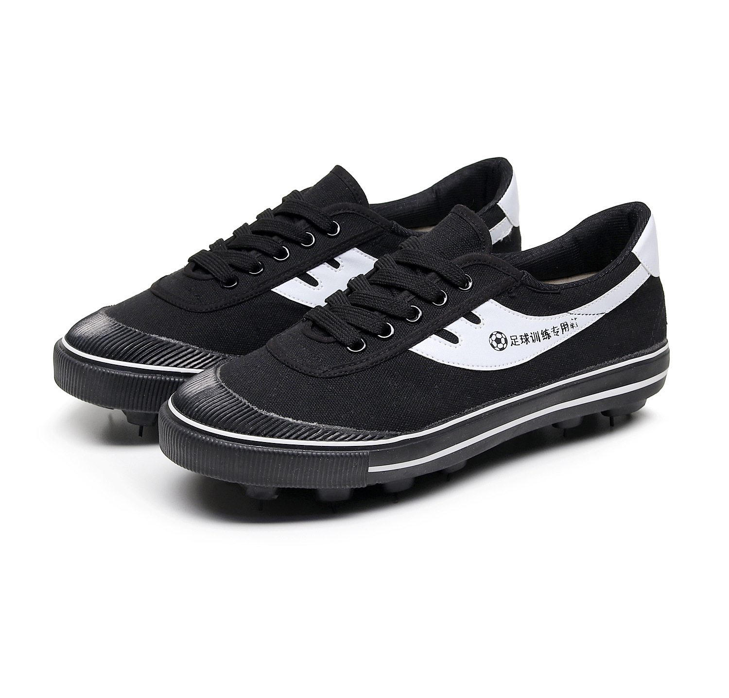 Новые футбольные ботинки черно-белые