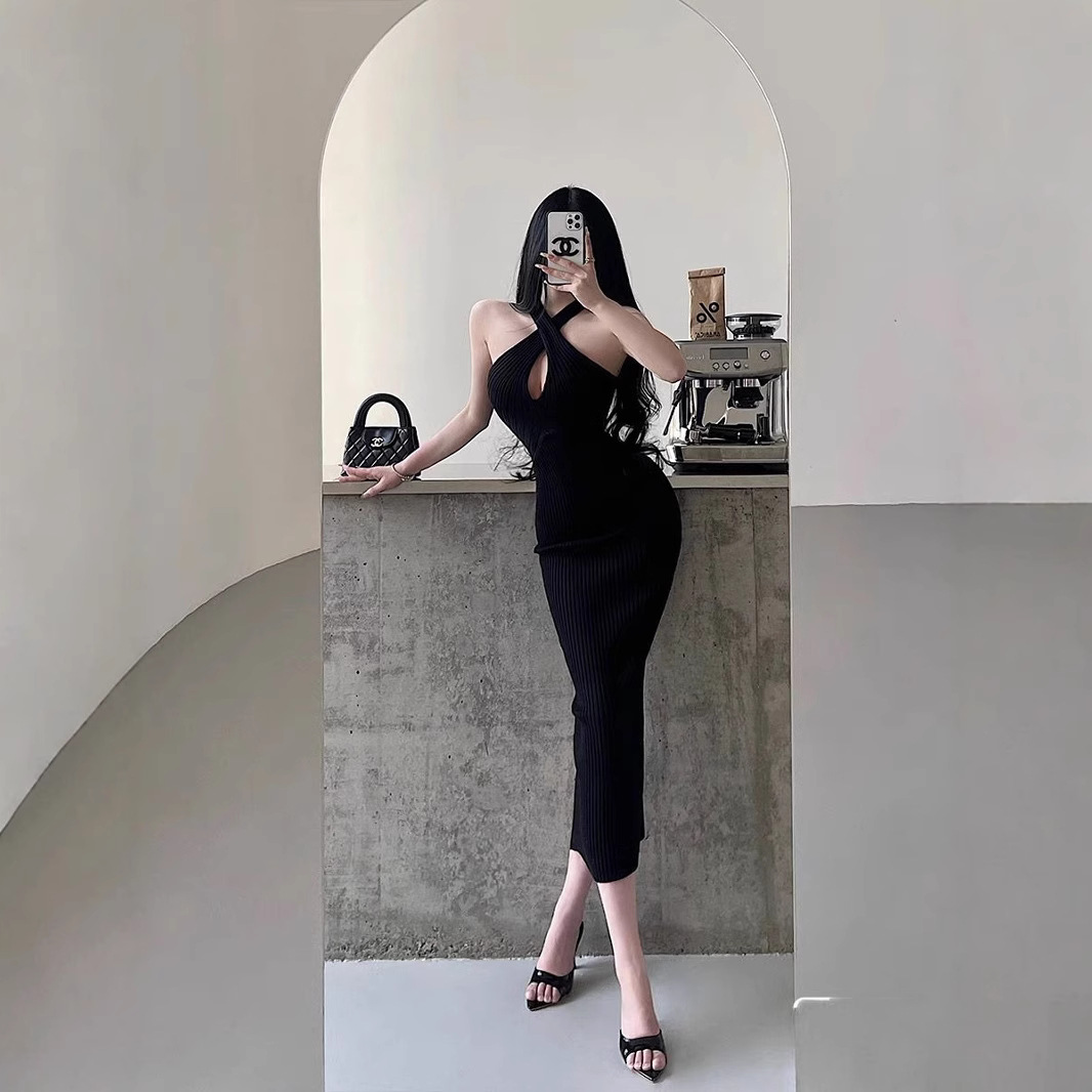 针织交叉挂脖连衣裙女2025早春款设计感镂空紧身显瘦包臀裙中长裙
