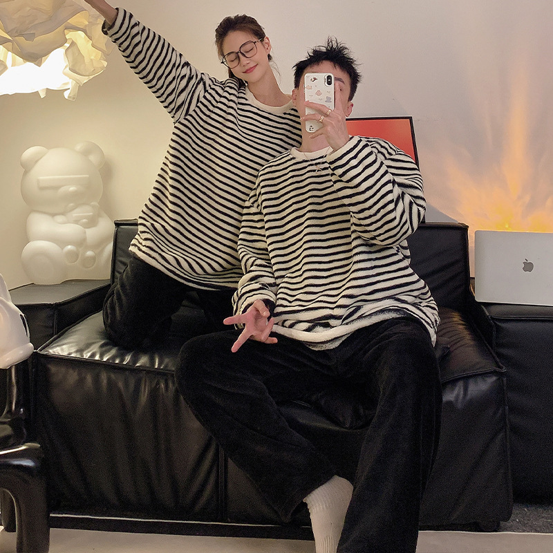 秋冬フランネルのカップルのパジャマは女性のサンゴのベルベットの家の服の男性の漫画の冬の新型を厚くします。