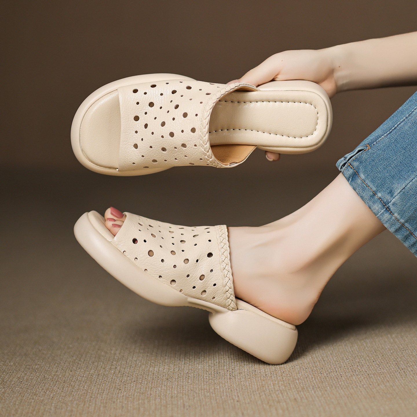 Dép sandal nữ quai chữ V đế dày da cừu mềm đi biển — đen