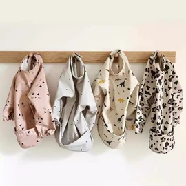 罩衣;围嘴围兜;隔尿用品