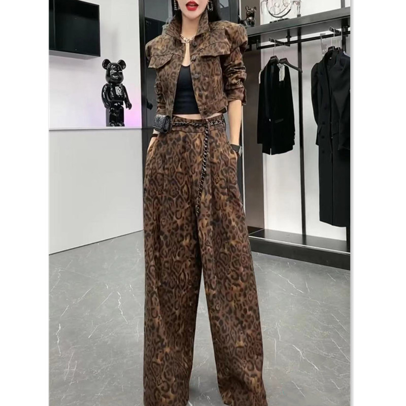 Leopar printi qisqa jaket va keng shim to'plami