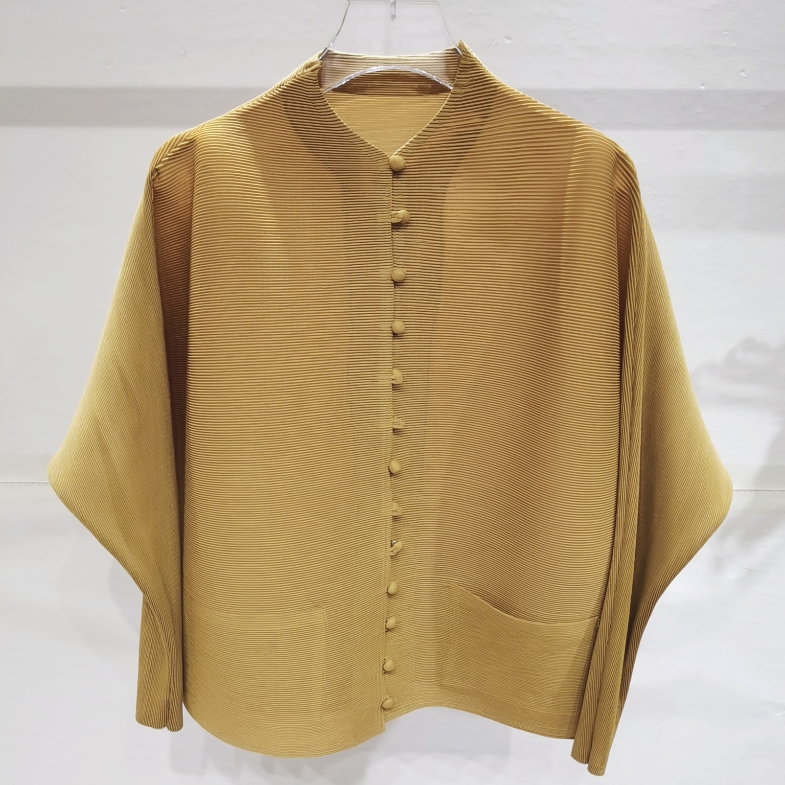 Suministro directo de fábrica, top informal de otoño y primavera 2024, de alta gama, plisado, moderno, con cuello alto, manga larga, talla grande, holgado, de botonadura sencilla. image 12