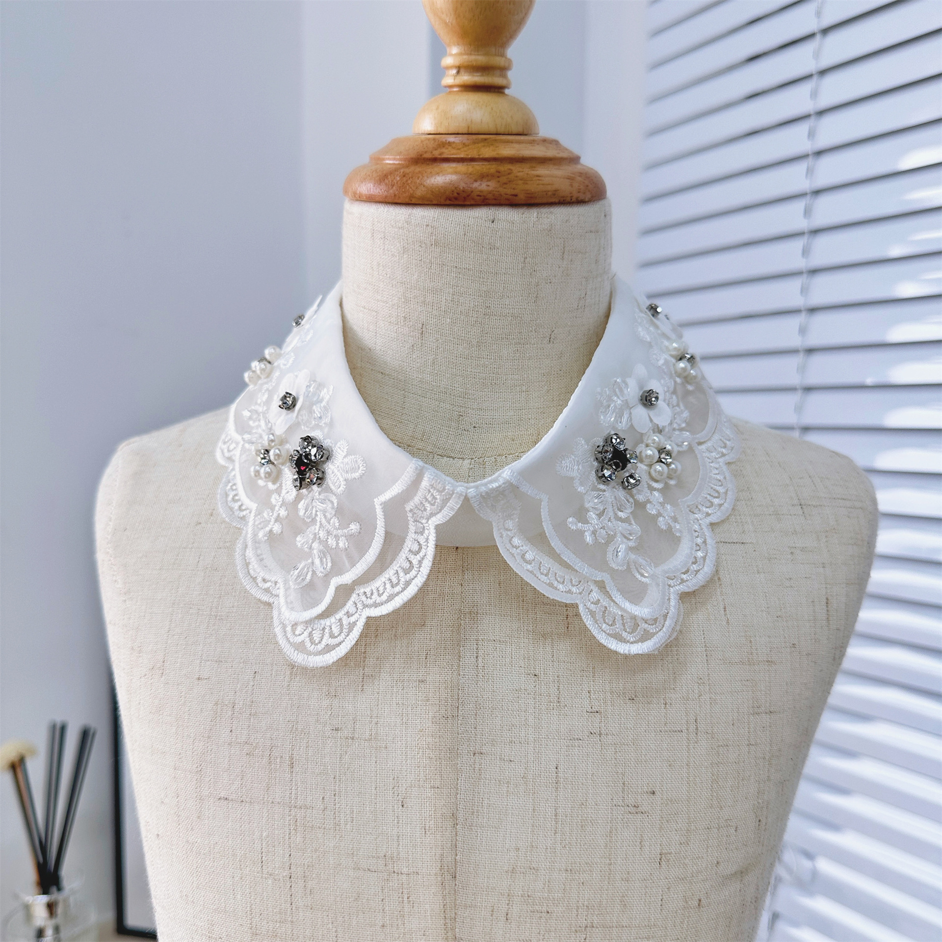 Nuevo collar de muñeca de todo fósforo collar falso con cuentas blancas collar de la camisa de las mujeres bufanda accesorios collar vestido hebilla collar asiento