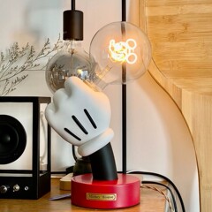 漫画のシンプルな電気スタンド寝室ミッキーは電気スタンドのテーブルを持ってアイデア家具のナイトライトの雰囲気プレゼントを飾っています。