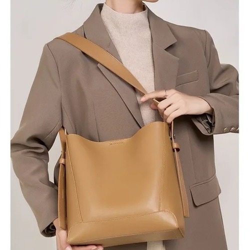 Women's High-End Style Large Capacity Water Bucket Bag Soft Leather Versatile Shoulder and Crossbody Bag
