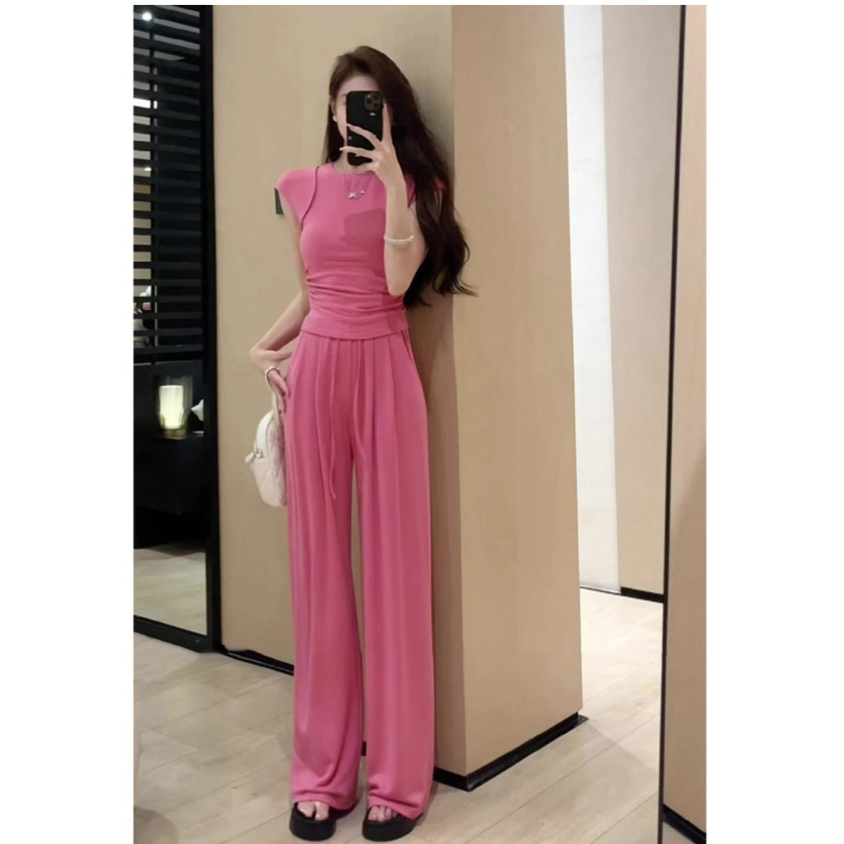 Summer outfit: Stylish and elegant two-piece set including a fitted top and wide-leg pants for a casual and sporty look.