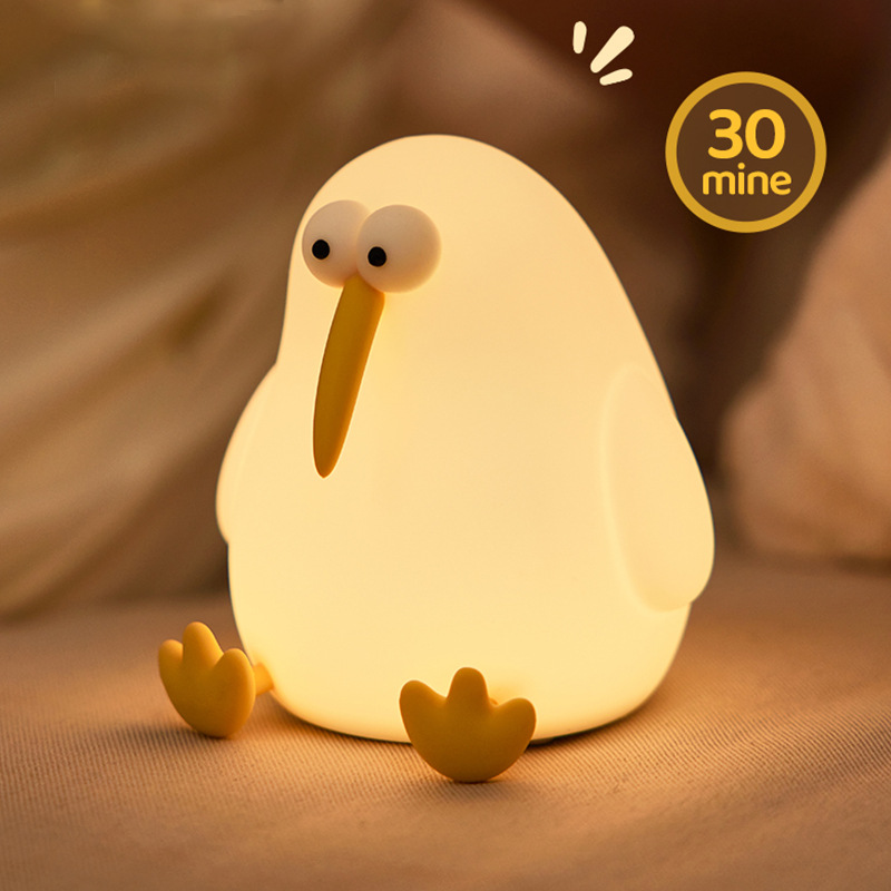 이국적인 새가 밤의 빛을 두드린다