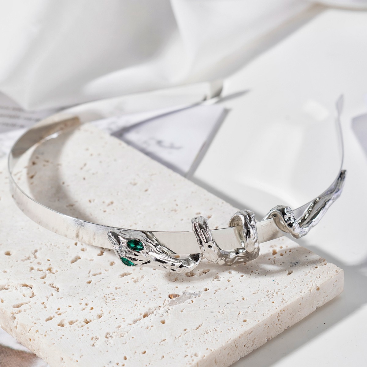 Diseño original europeo y americano Serpiente verde diadema de metal otoño femenino diseño de nicho alto sentido diadema personalidad estilo frío tocado