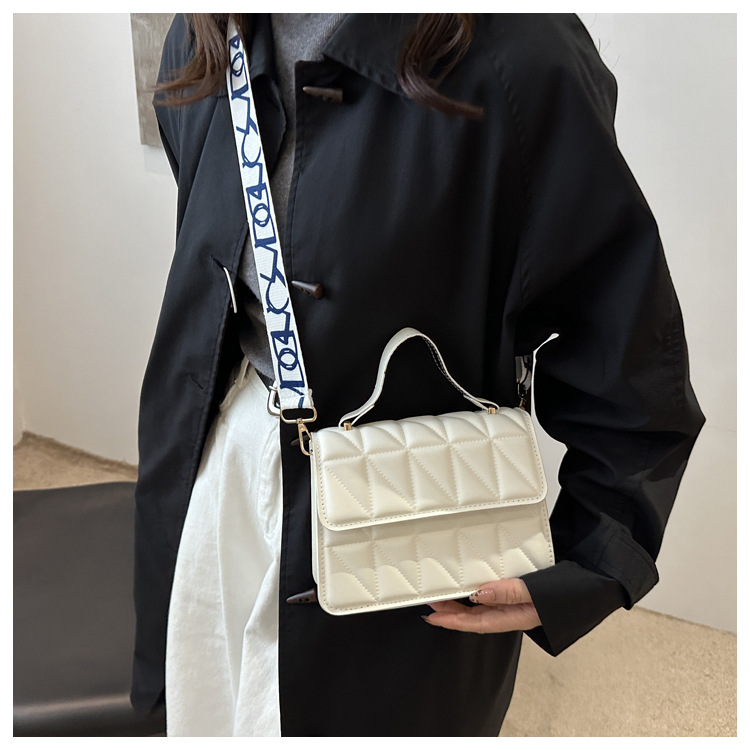 A stylish and simple diamond-shaped small square bag for the autumn and winter of 2024, featuring a solid color and a trendy single-shoulder bag for women undefined