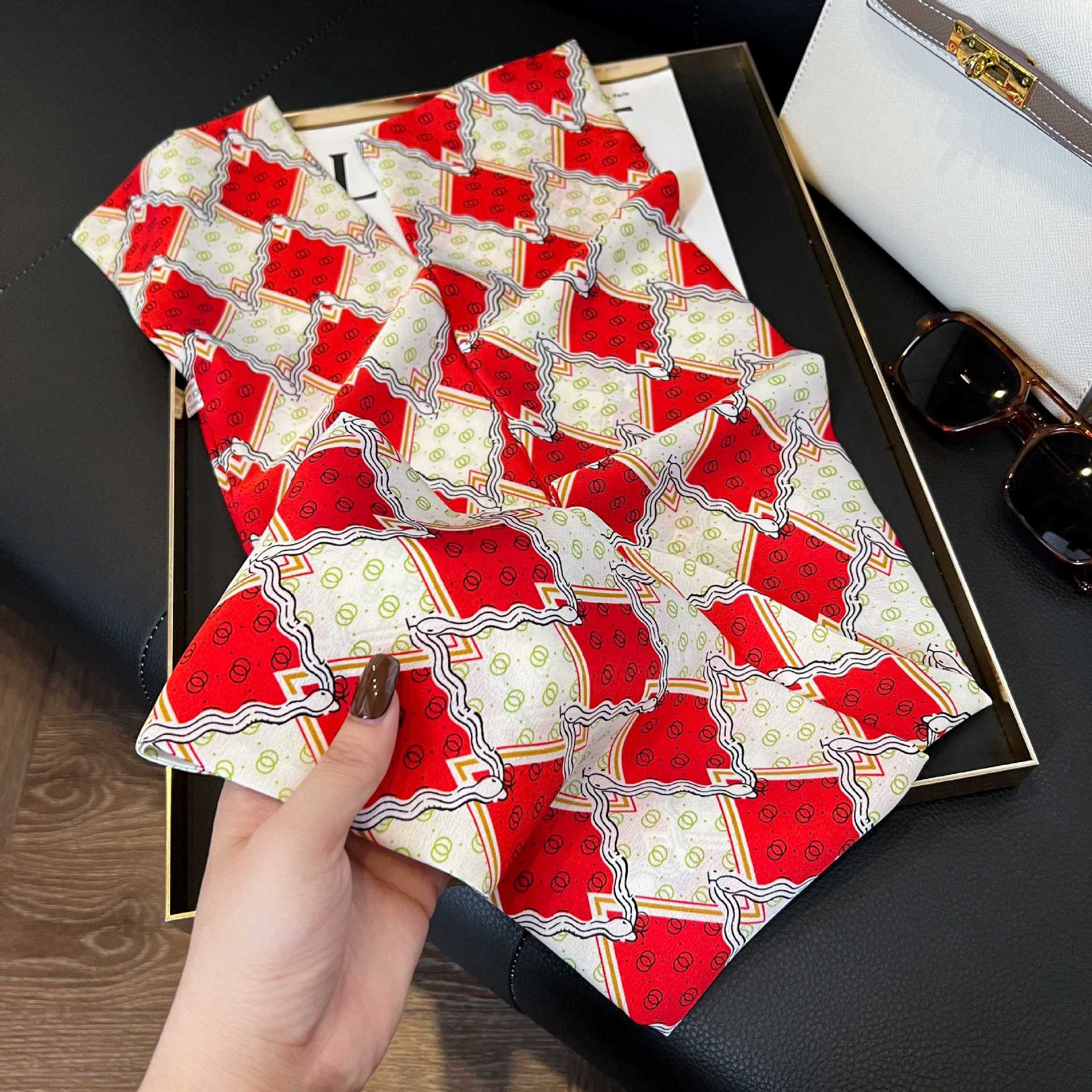 Nueva bufanda de seda pequeña banda larga estrecha para el cabello mujer estilo primavera y otoño moda madre bufanda estilo verano estilo fino serpentina bufanda al por mayor