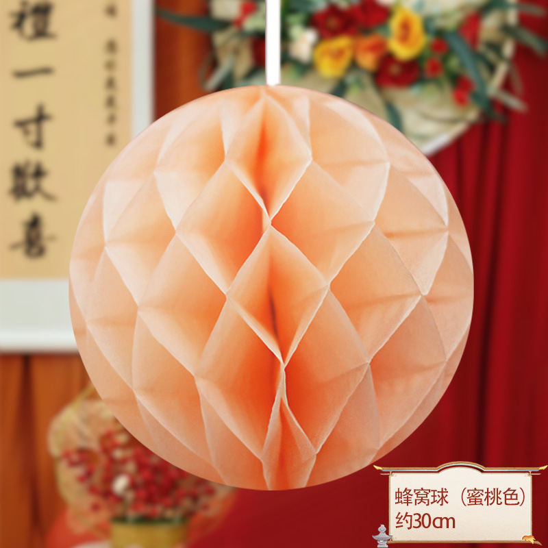 El primer aniversario del bebé decora la escena de la linterna roja, columna de panal, accesorios ceremoniales chinos.