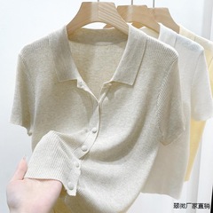 薄い襟のニットの女性の夏の気質はやせている半袖の小さい背の純色の百合の短いカーディガンの上着の翠微を現します。