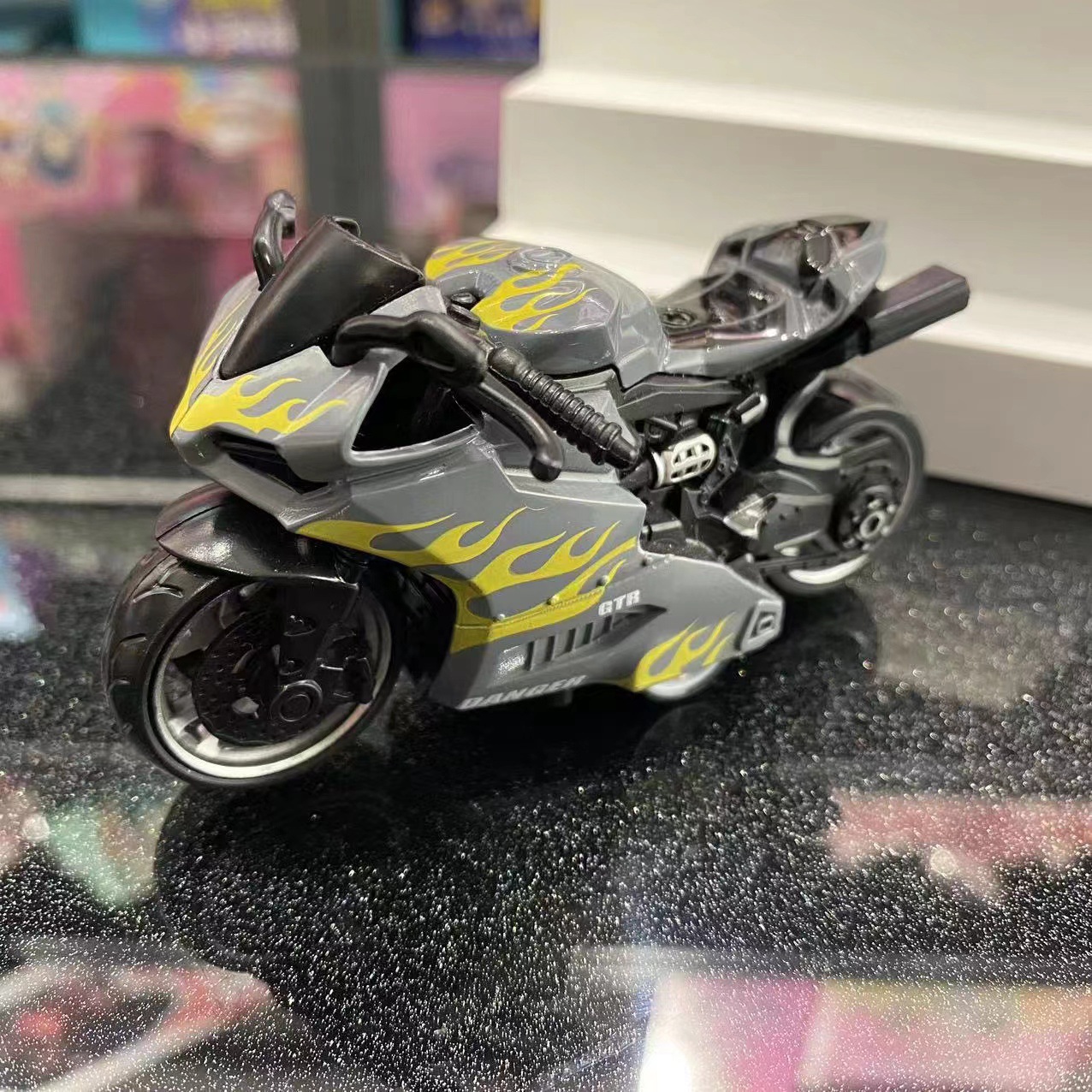 Aleación de retroceso modelo de motocicleta decoración simulación de plástico carreras de juguete transfronterizo llavero colgante agarre decoración de la máquina