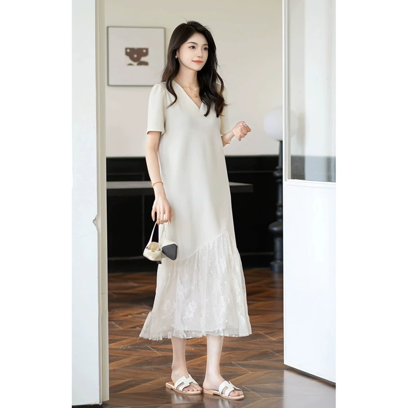 Новое летнее элегантное французское белое кружево популярно в этом году, простое и элегантное платье с v-образным вырезом.