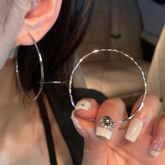 女性のためのシンプルな気質プレーンフープイヤリング 2025 正方形と丸顔の大きなフープイヤリングハイエンドニッチデザインイヤリング卸売