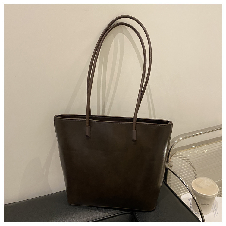 Bolsa de hombro debajo de las axilas 2025 primavera de estilo de estilo de nicho nuevo diseño minimalista estilo de viento gran capacidad bolsa de mano