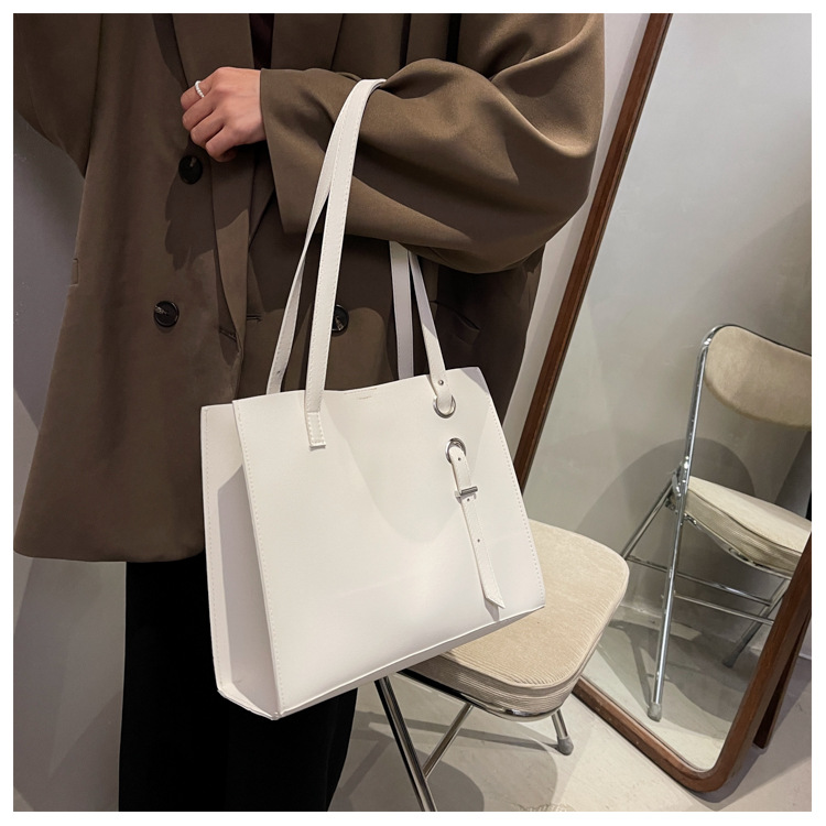 New Fashion Tote Bag Retro Portable Single Shoulder Bag Simple Large-capacity Bucket Bag display picture 18