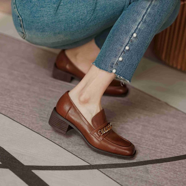 Leather demi-season low shoes square toe