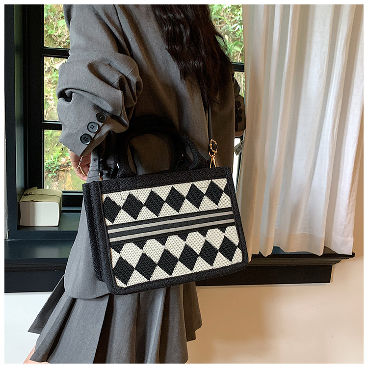 Blanco y Negro tablero de gran capacidad bolso de mano portátil 2023 nueva moda simple trabajo bolso de hombro