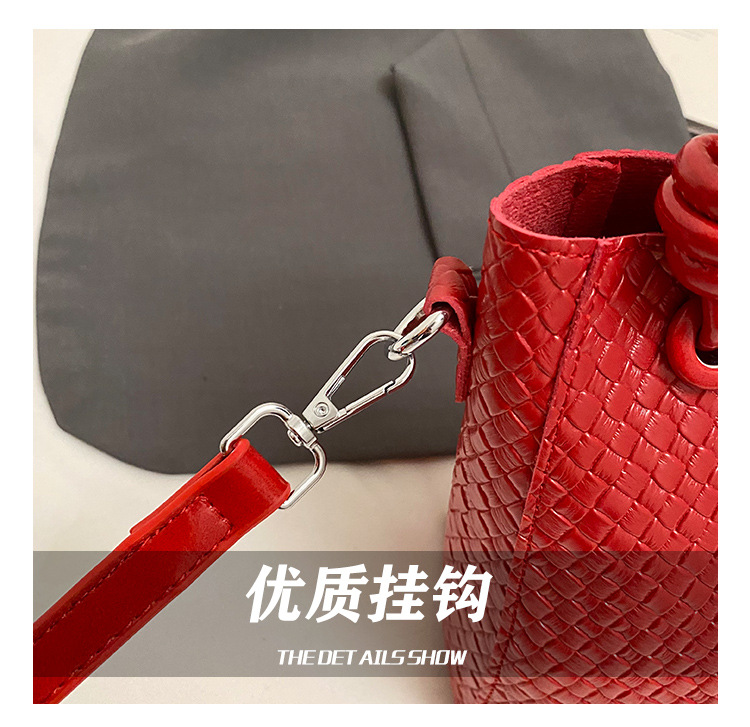 A niche and simple hand-held bucket bag for the summer of 2025, featuring a fashionable and stylish Korean style with a woven pattern, is a single-shoulder crossbody bag undefined