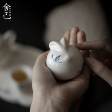 舍己宜物陶瓷摆件小兔子茶宠功夫茶具手绘秋水兰花茶席德化陶瓷