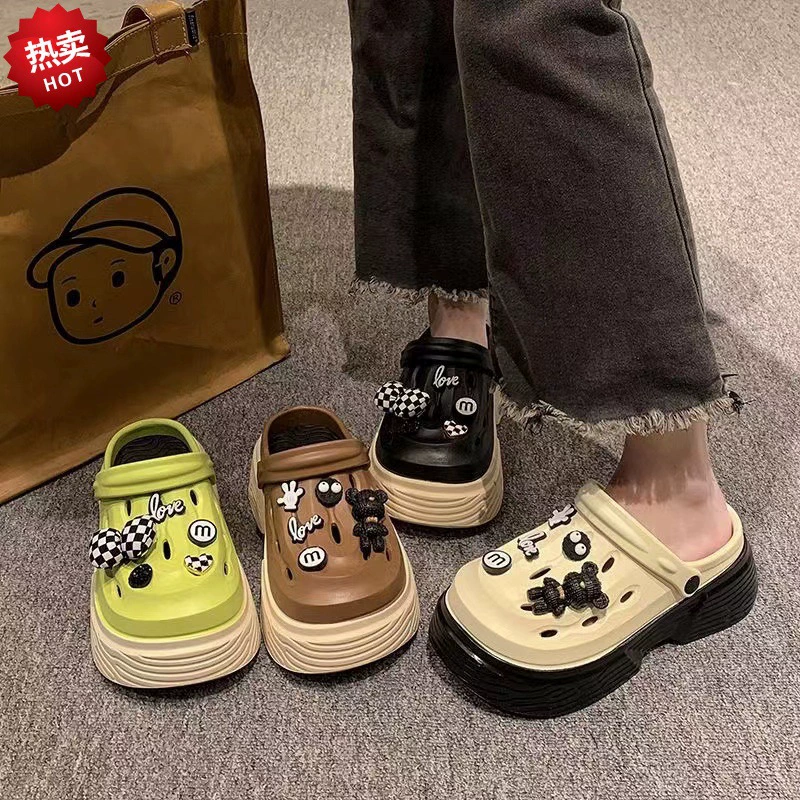 Взрывная модель продвинутого чувства толстой подошвы для пещер 2024 новые тапочки Баотоу женская летняя надевание пляжных сандалий