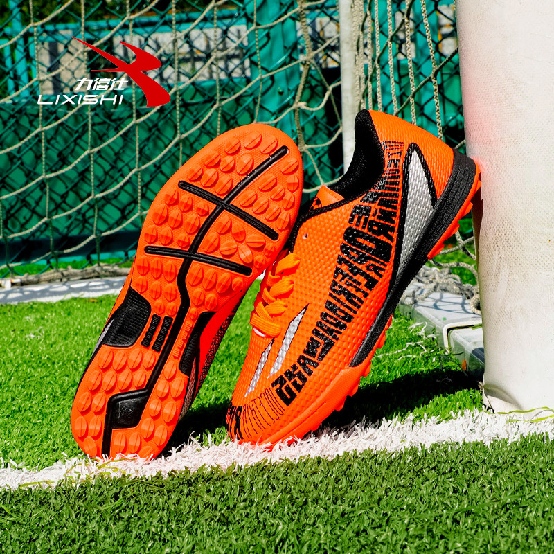 El comercio exterior maneja el inventario de zapatos de fútbol para niños zapatos de entrenamiento de alta calidad europeas y estadounidenses 24 pares 15 un par de precio de pérdida de sangre