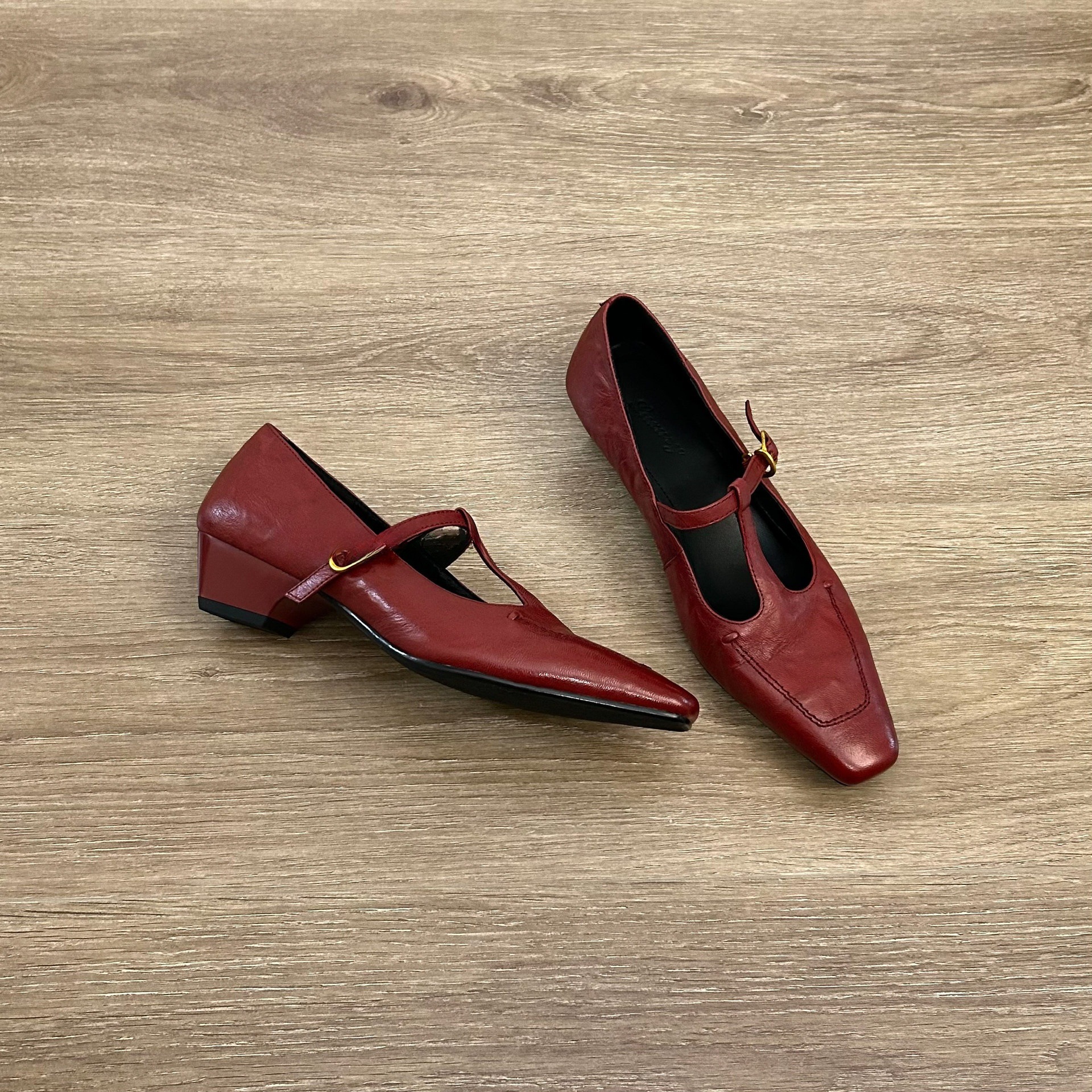 Retro universal elegant Mary Jane shoes square toe, simple and elegant design, wide stable heel, adjustable strap
