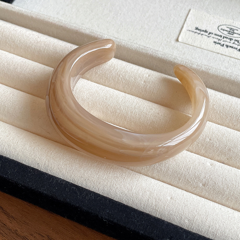 Pulsera de apertura geométrica florecientes de acrílico pulsera retro de todo fósforo de nicho, joyería de moda de alta gama de lujo ligero al por mayor