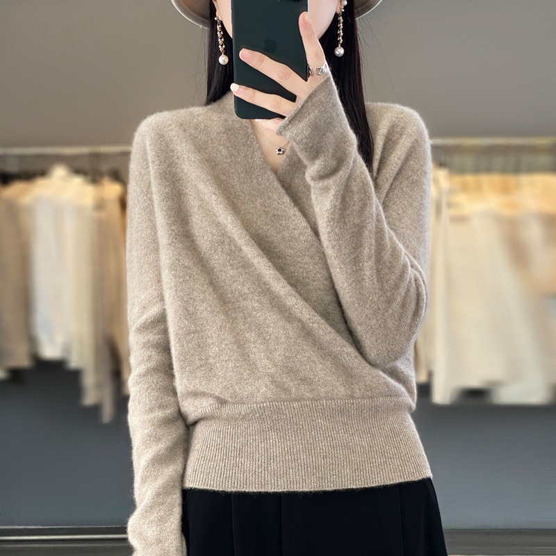 2025秋冬新款交叉V领羊毛衫女装时尚针织毛衣内搭打底衫宽松上衣