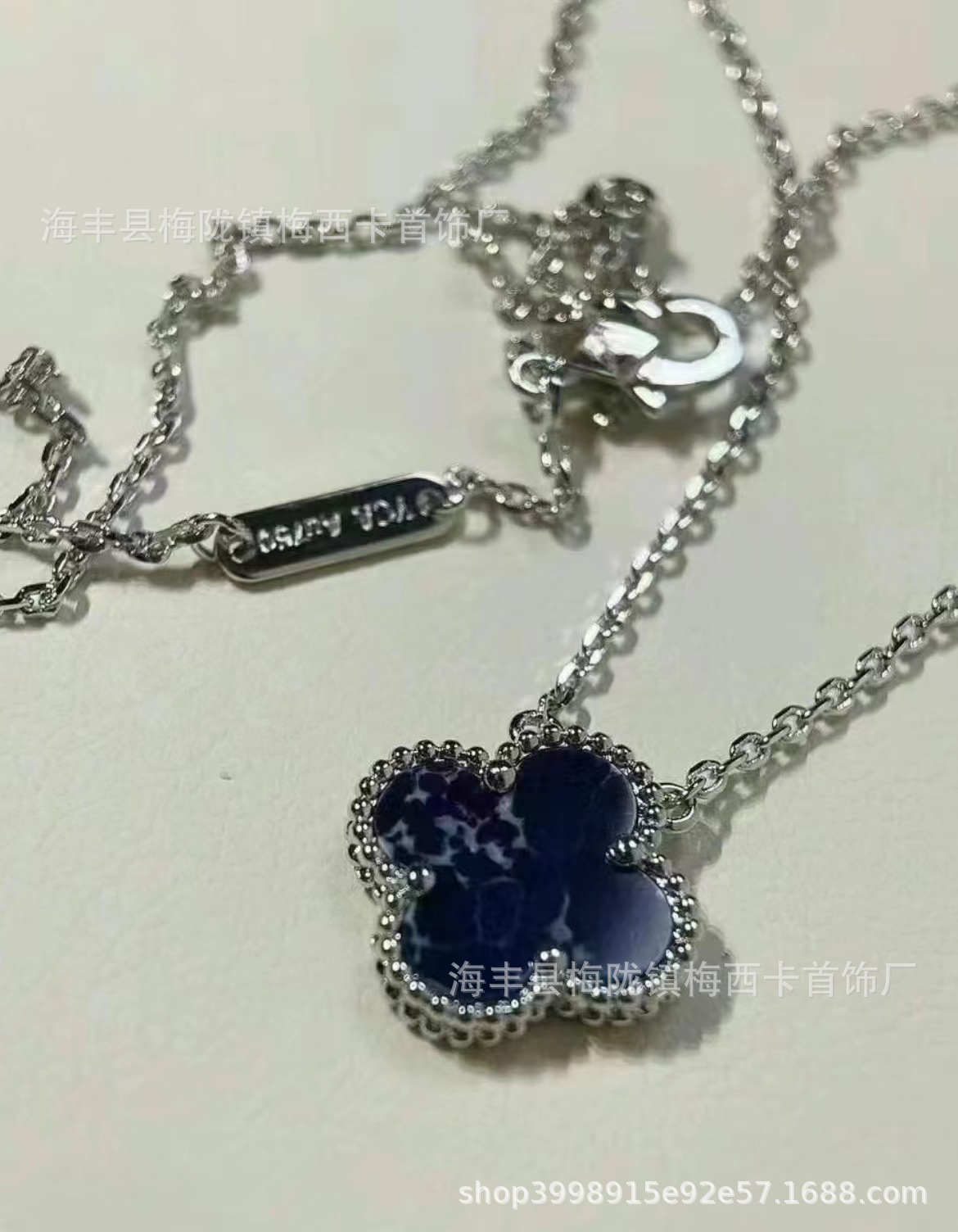 Alta edición V collar de trébol de la suerte de oro sola flor colgante de cadena de clavícula de doble cara gruesa de oro real galvanoplastia ventas directas de la fábrica