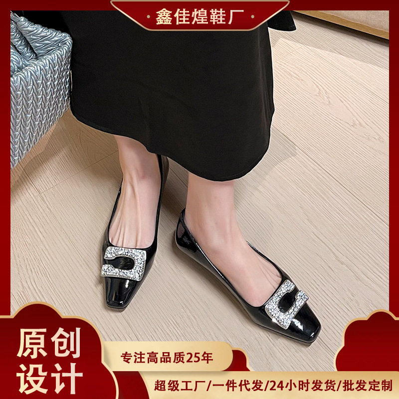 Giày bệt nữ mũi vuông gót dày 3–6 cm, mặt da bóng mềm, khóa pha lê điểm nhấn — Bạc (đơn hàng bổ sung lớn), Bạc A, Màu đỏ rượu, Vàng cổ