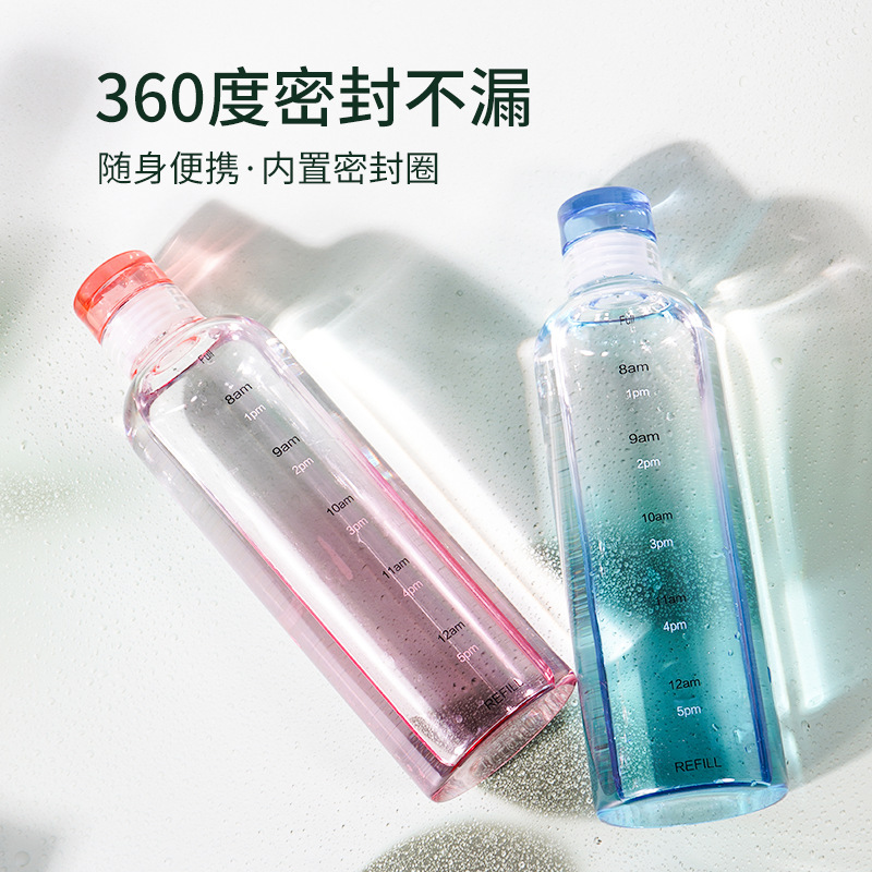 時間の漂流瓶の目盛りのグラスは外出して高い顔の値の透明な蓋のジュースの杯のネットの赤い温度のコップを持ちます。|undefined
