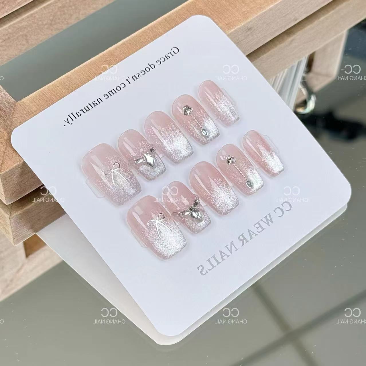 Yiyi Wu Liuguang parpadeando (New China Fang) Armadura hecha a mano, lazo, ojos de gato, yemas de los dedos muestran uñas blancas