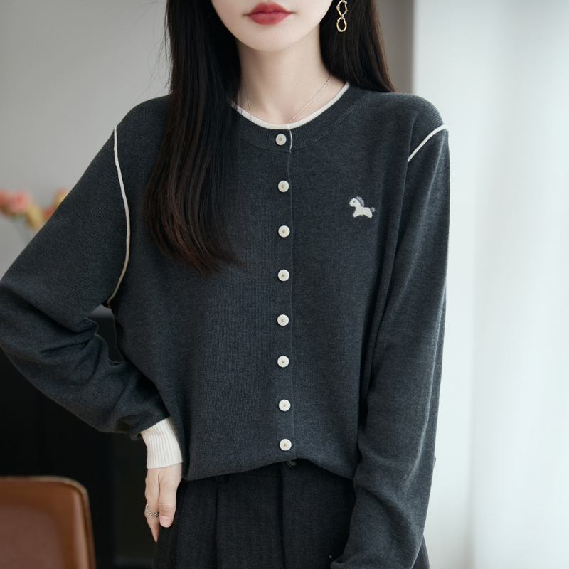 2025年早秋新款精纺羊毛圆领针织开衫长袖女刺绣小马拼色宽松上衣|undefined