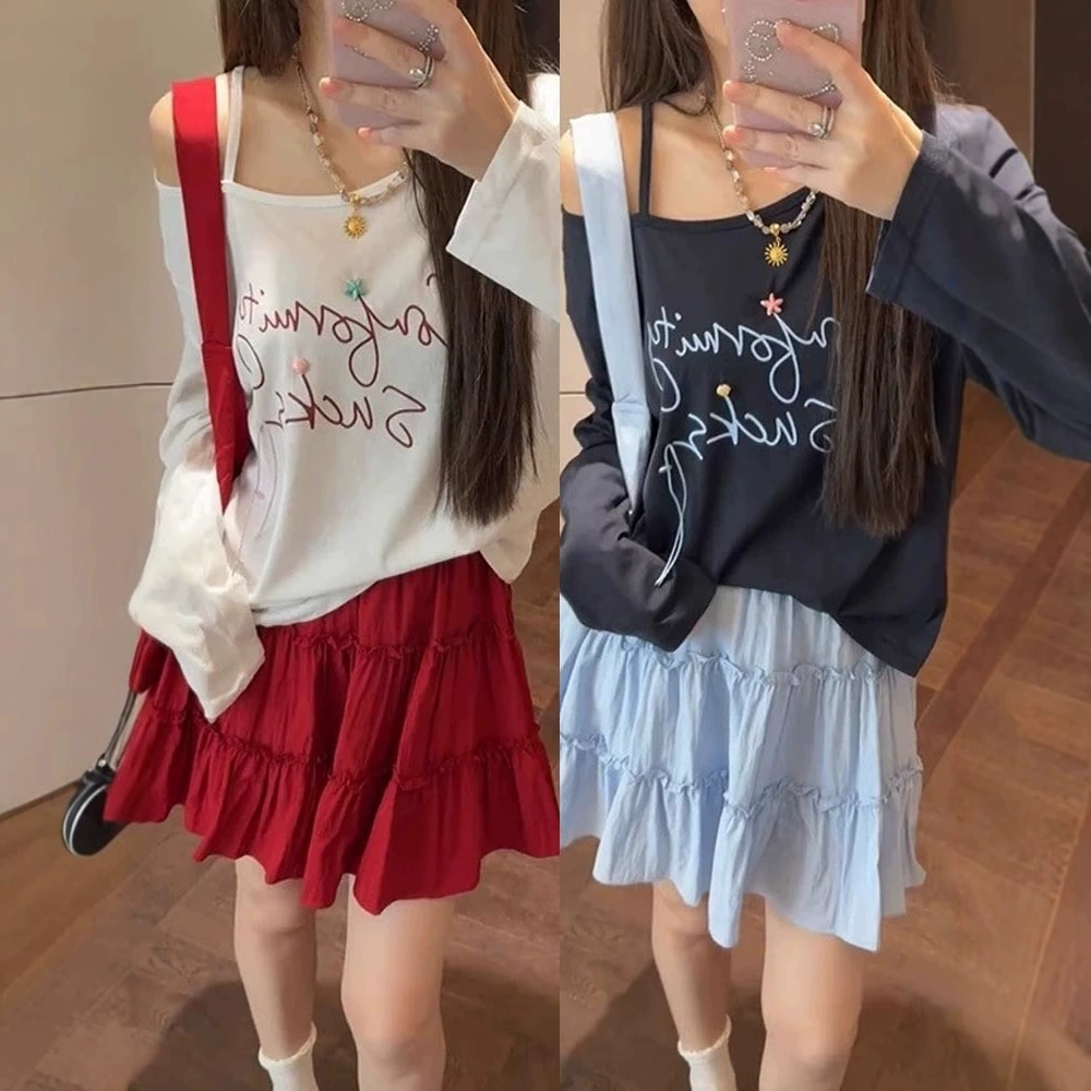 Красивый женский наряд больших размеров с контрастным буквенным принтом, футболка с открытыми плечами и длинными рукавами, юбка с рюшами и эластичной резинкой на талии, комплект из двух предметов.