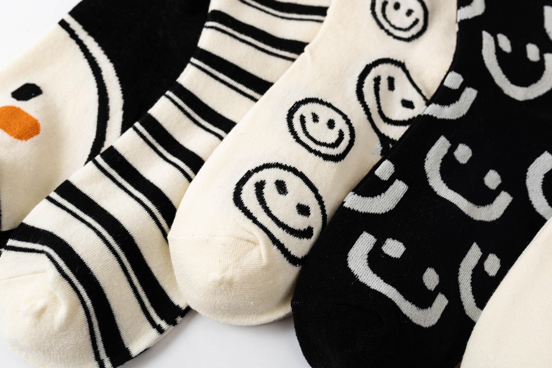 Tube Socks Cotton Autumn And Winter New Cartoon Cute Socks Korean Black And White Smiling Face Socks display picture 3