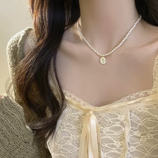 French retro rose pendant pearl necklace for women light luxury niche design sense advanced clavicle chain sweater chain fashion