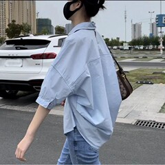 ヨーロッパの商品の背中の透かし彫りのシャツの女性の夏の小さい清新で甘いシャツのしわは年齢を減らします。