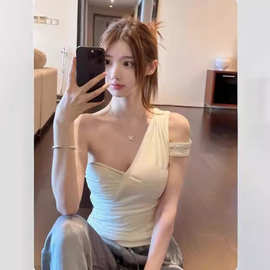 TZ4354白茶甜心白色单肩斜领露肩夏季新款时尚气质收腰纯欲上衣