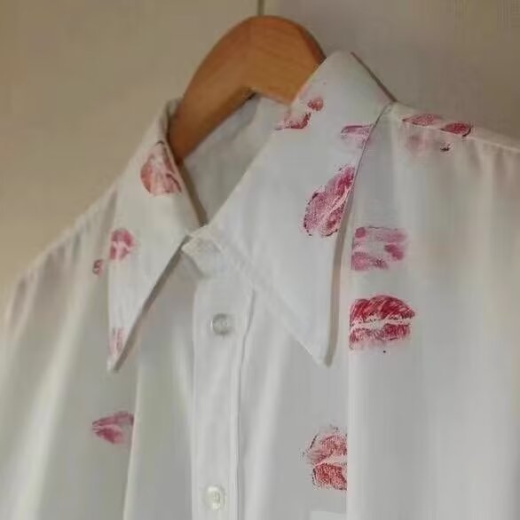 Qırmızı dodaq çapı olan ağ köynək, unisex, boş kəsim