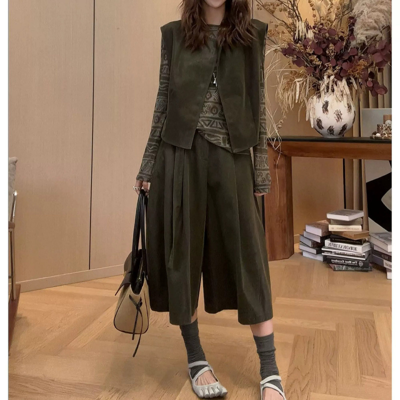 Early autumn geometric print top, olive green leather vest, pleated cropped pants – a fashionable and elegant three-piece set for women Early autumn geometric print top, olive green leather vest, pleated cropped pants – a fashionable and elegant three-piece set for women